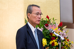 表彰式典で挨拶する筒井義信会長